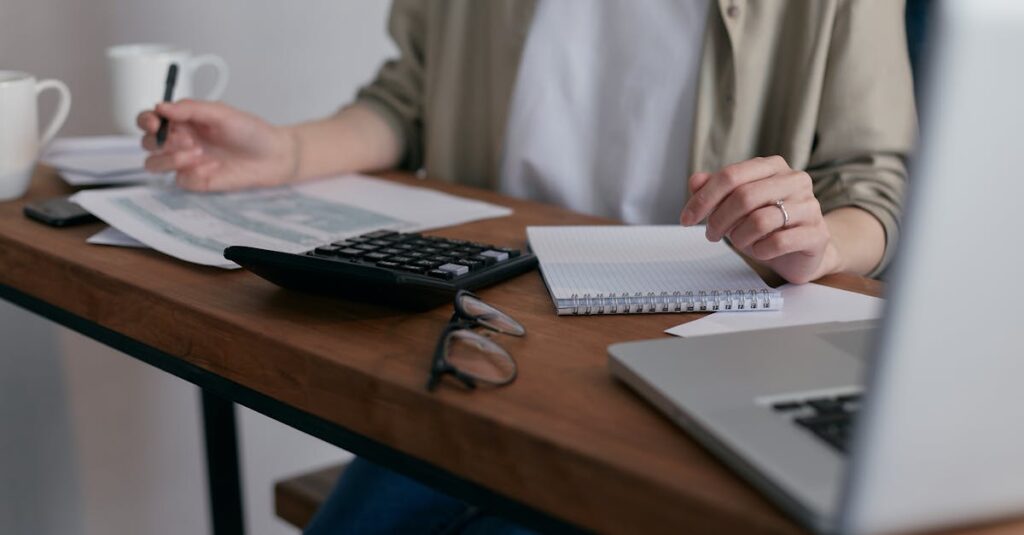 découvrez tout sur les factures : définition, types, conseils pour les rédiger efficacement et les obligations légales à respecter. optimisez votre gestion financière grâce à nos astuces pratiques.
