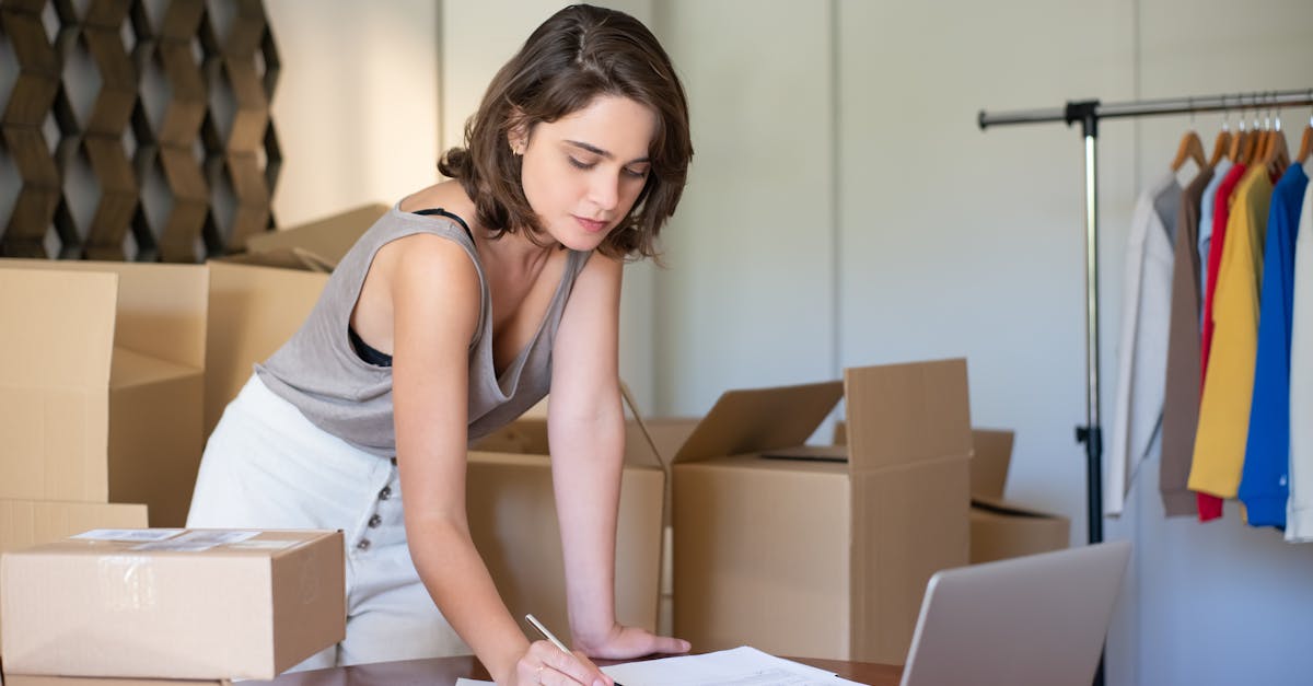 découvrez le rôle du représentant commercial multicartes, un professionnel clé qui gère efficacement la vente de divers produits et services, favorisant des relations solides avec les clients et maximisant les opportunités commerciales.