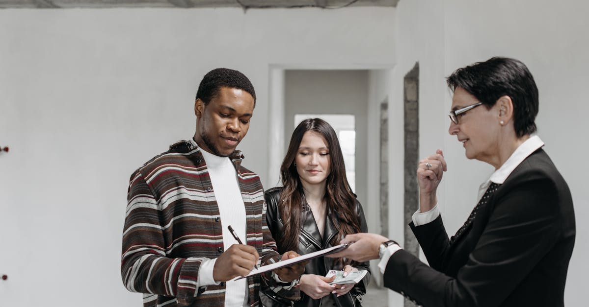 découvrez ce qu'est une clause de transfert forcé, son fonctionnement et ses implications juridiques dans les contrats. informations essentielles pour comprendre vos droits et obligations en cas de transfert imposé.