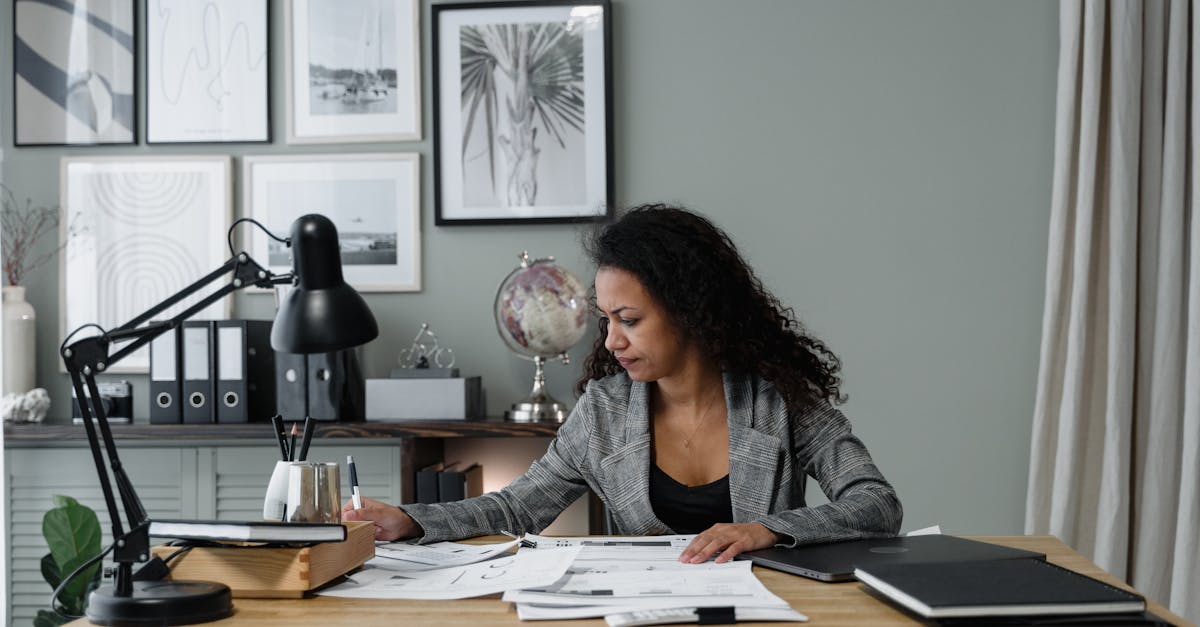 découvrez tout ce qu'il faut savoir sur le bulletin de paie, son utilité, sa compréhension et les éléments essentiels à vérifier pour bien lire votre fiche de salaire.