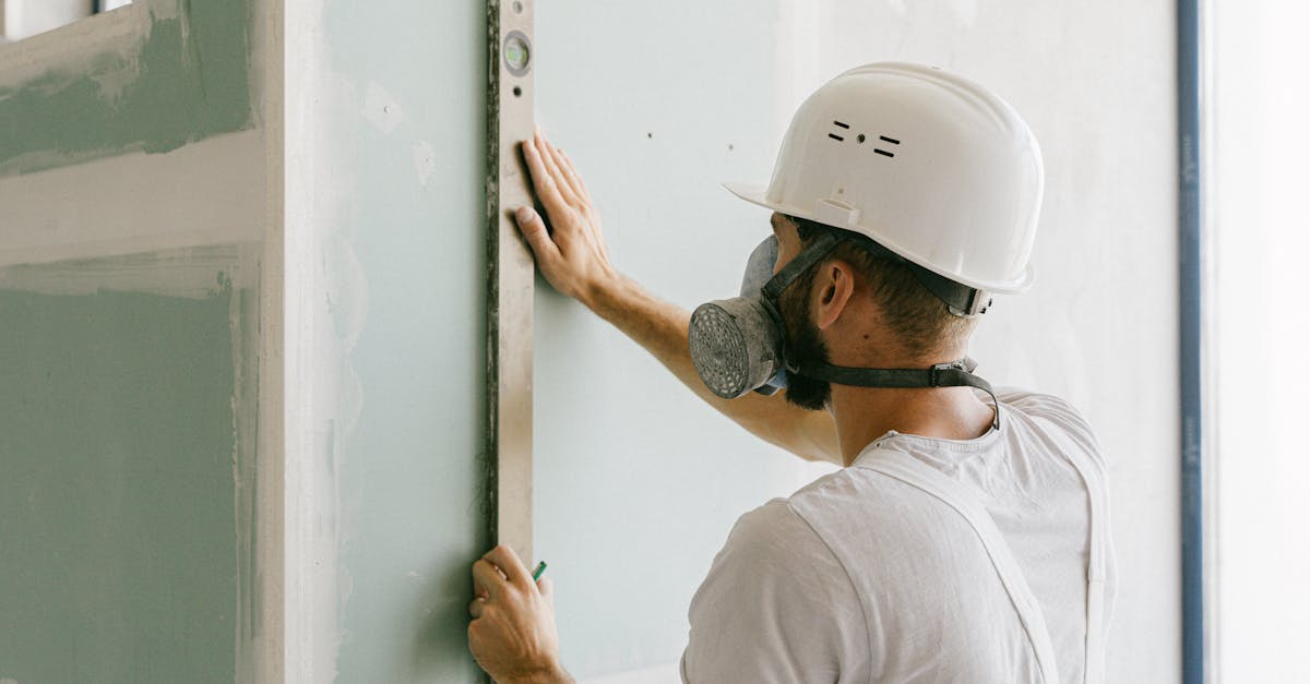 découvrez le métier de drywaller : missions, compétences requises, formations et perspectives d'emploi pour devenir spécialiste de la pose de cloisons sèches et du doublage dans le bâtiment.