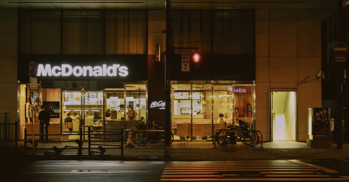 découvrez tout ce qu'il faut savoir sur la franchise : définition, fonctionnement, avantages, inconvénients et conseils pour bien démarrer votre activité en tant que franchisé ou franchiseur.