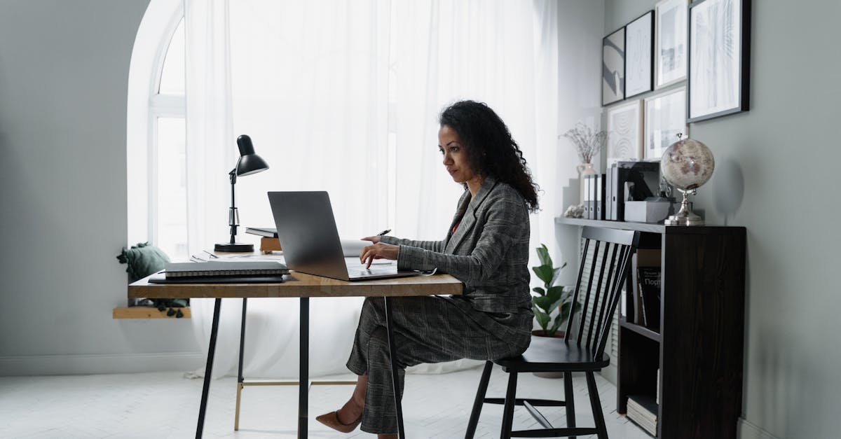 découvrez tout ce que vous devez savoir sur le pay slip : définition, contenu, utilité et comment bien le lire pour mieux comprendre votre fiche de paie en france.