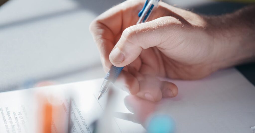 découvrez les avantages d'un contrat étudiant : flexibilité, expérience professionnelle, revenus complémentaires et développement de compétences pour réussir vos études et préparer votre avenir.