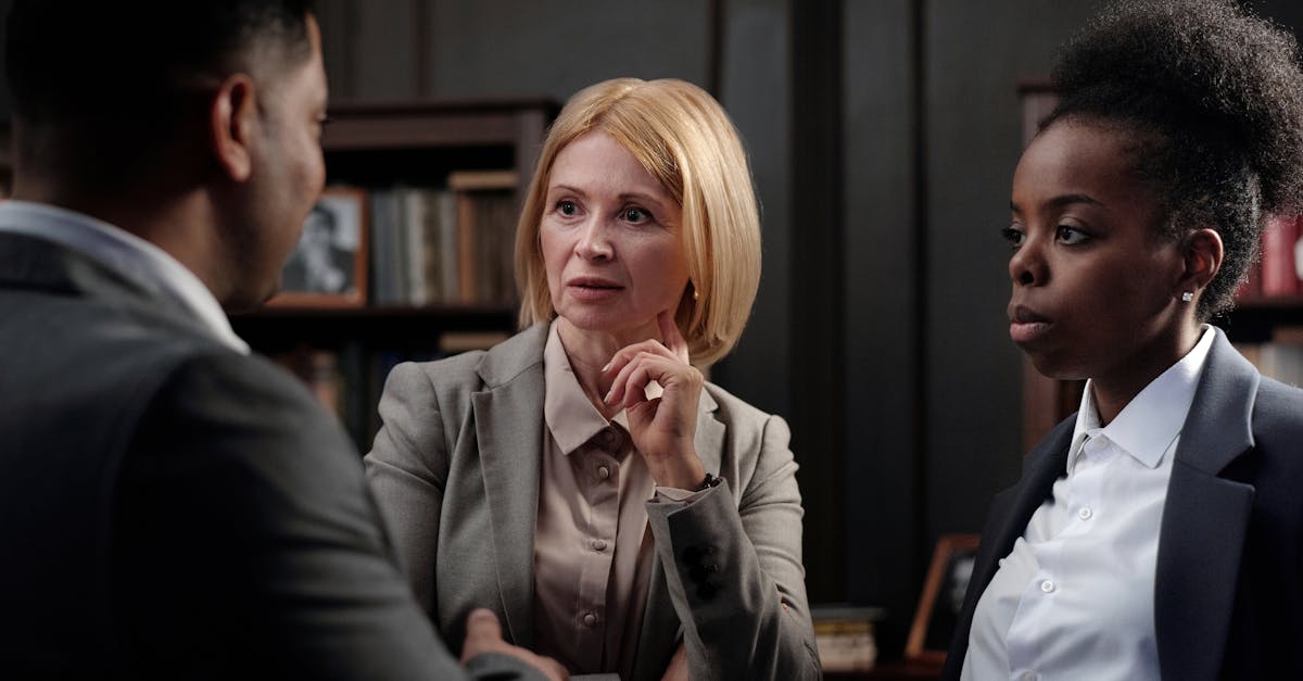 découvrez les rôles et responsabilités essentiels du secrétaire d'association, incluant la gestion des réunions, la tenue des archives et la communication interne.