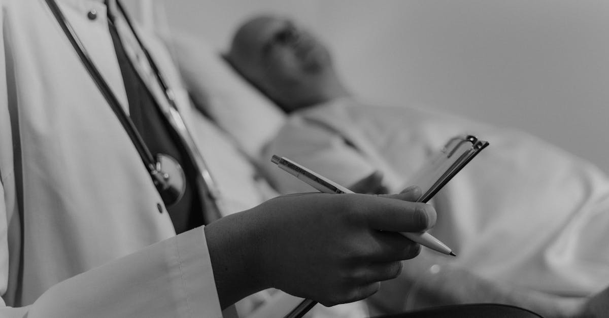 découvrez comment comprendre et gérer votre bulletin de salaire en cas d'arrêt maladie, incluant les droits, indemnités et démarches à suivre.