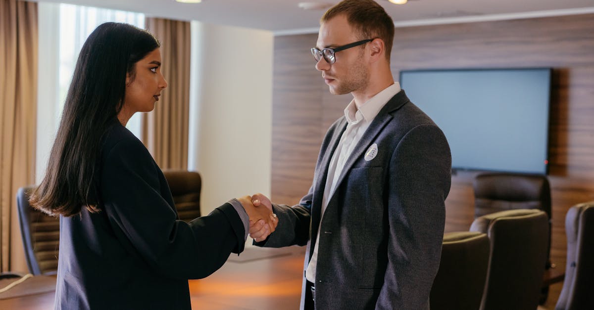 découvrez comment procéder à la conversion d'une association en entreprise commerciale, les étapes clés et les conseils pour réussir cette transition juridique et administrative.